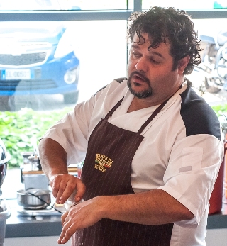 MATTEO TASSI: LO SPECIALISTA DEL BARBECUE - IL SER... MATTEO TASSI: LO SPECIALISTA DEL BARBECUE - IL SER...